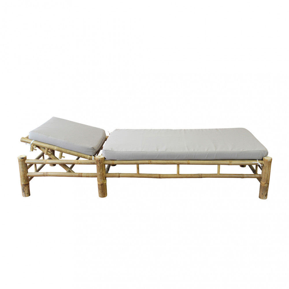 Lettino da esterno Blue Lagoon che mostra la struttura in legno e la seduta con cuscino, enfatizzando il comfort e il design.