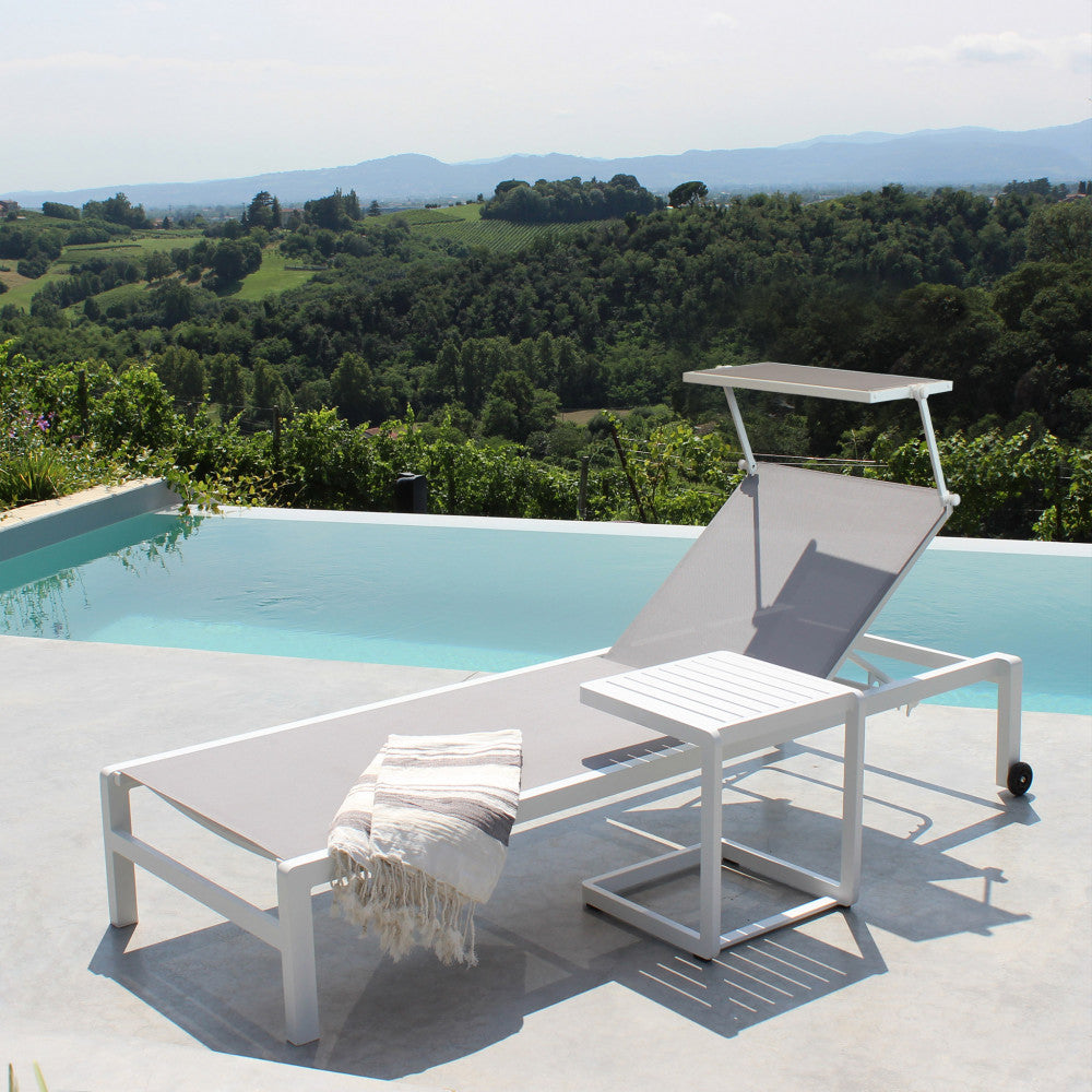 Lettino da giardino Madison visto da vicino, evidenziando il rivestimento in textilene bianco e la forma rettangolare.