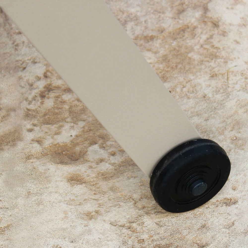 Particolare della ruota posteriore e della gamba in alluminio del lettino Formentera, sottolineando la precisione costruttiva.