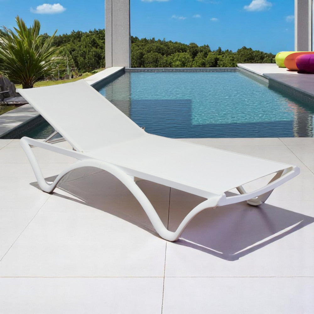 Lettino prendisole Grant bianco dal design moderno posizionato su una terrazza soleggiata.