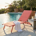 Lettino prendisole Itaca in alluminio rosso e textilene posizionato a bordo piscina con un asciugamano bianco.