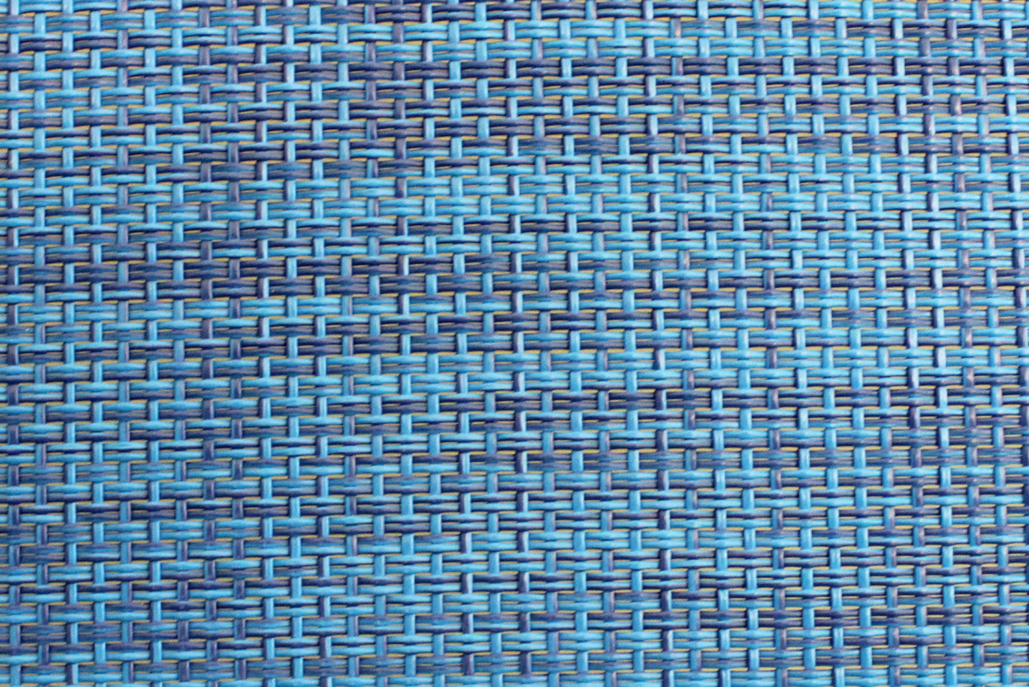 Dettaglio ravvicinato della trama del tessuto tecnico blu melange, che mostra l'intreccio robusto e la finitura premium della seduta.