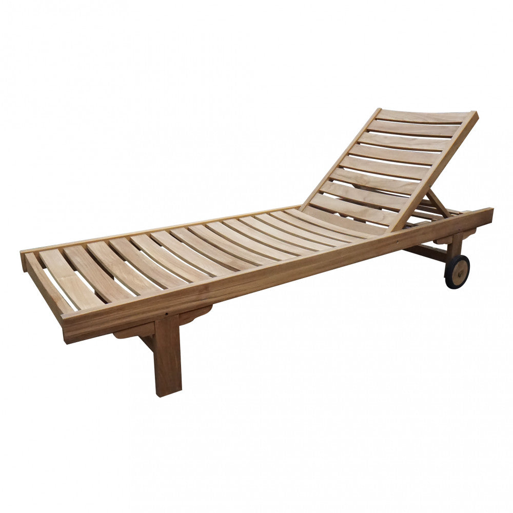 Dettaglio strutturale del lettino prendisole Karachi in teak su sfondo bianco, che evidenzia le doghe in legno e le ruote posteriori.