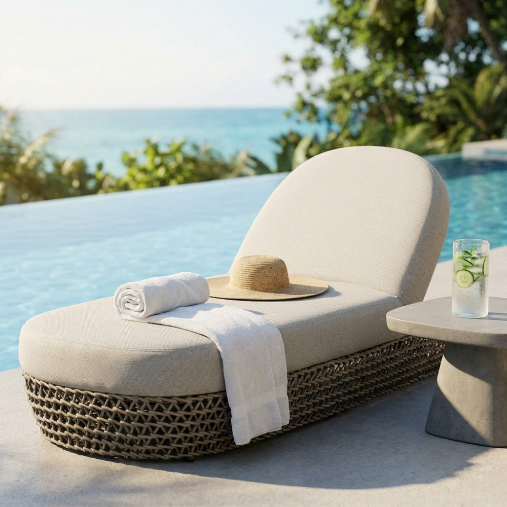 Lettino prendisole Lafayette beige a bordo piscina con cappello di paglia e asciugamano bianco