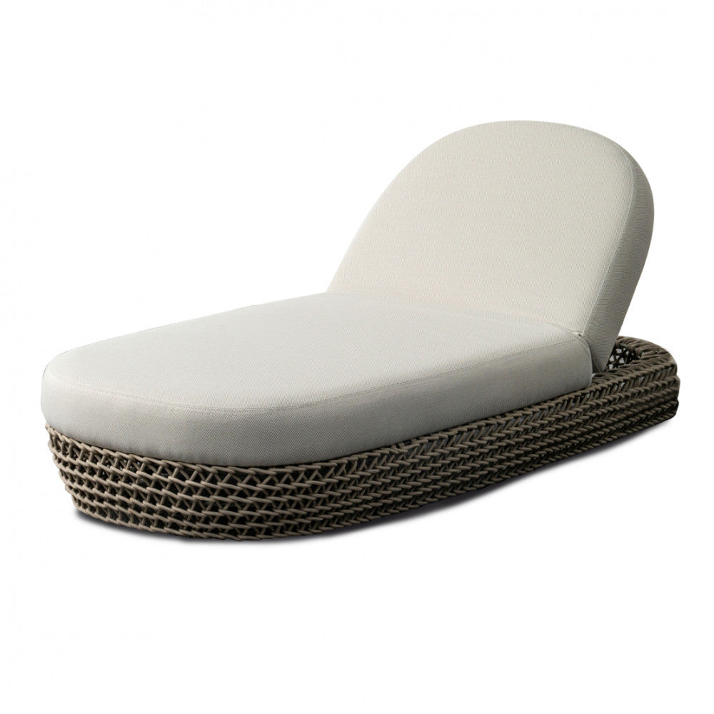 Lettino prendisole Lafayette in alluminio e corda beige isolato su sfondo bianco