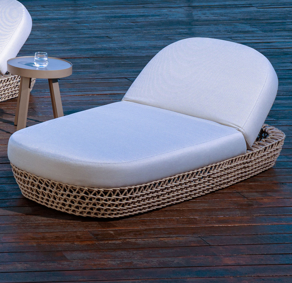 Lettino Da Esterno Lafayette con struttura in alluminio e rivestimento in corde beige, completo di cuscini.