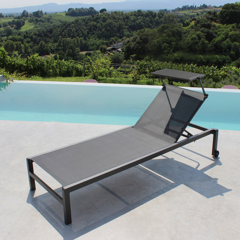 Lettino Madison in alluminio antracite posizionato su una terrazza moderna con vista panoramica.