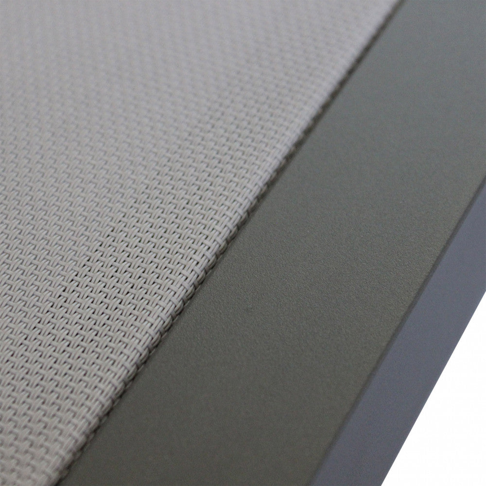 Dettaglio macro del tessuto tensionato e della struttura in alluminio taupe elegantemente rifinita.