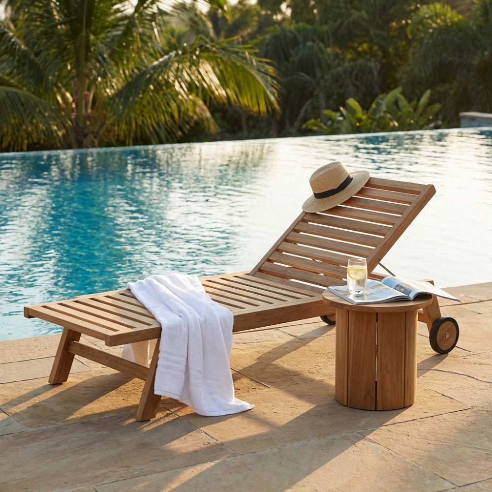 Lettino Madras in teak con schienale reclinato, cappello di paglia e tavolino d'appoggio coordinato.