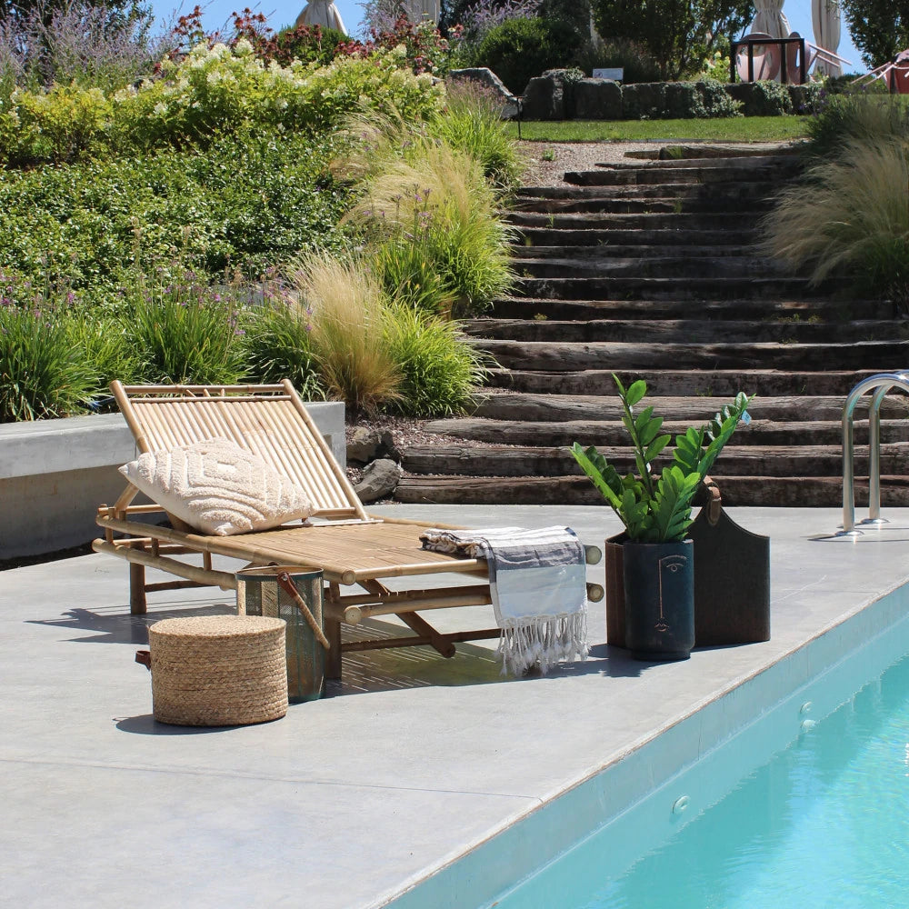 Il Lettino Martini ambientato in un giardino o su una terrazza, che mostra la sua capacità di creare un'area relax raffinata