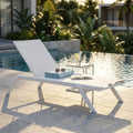 Lettino prendisole Nottingham in textilene bianco a bordo piscina con asciugamano e occhiali da sole.