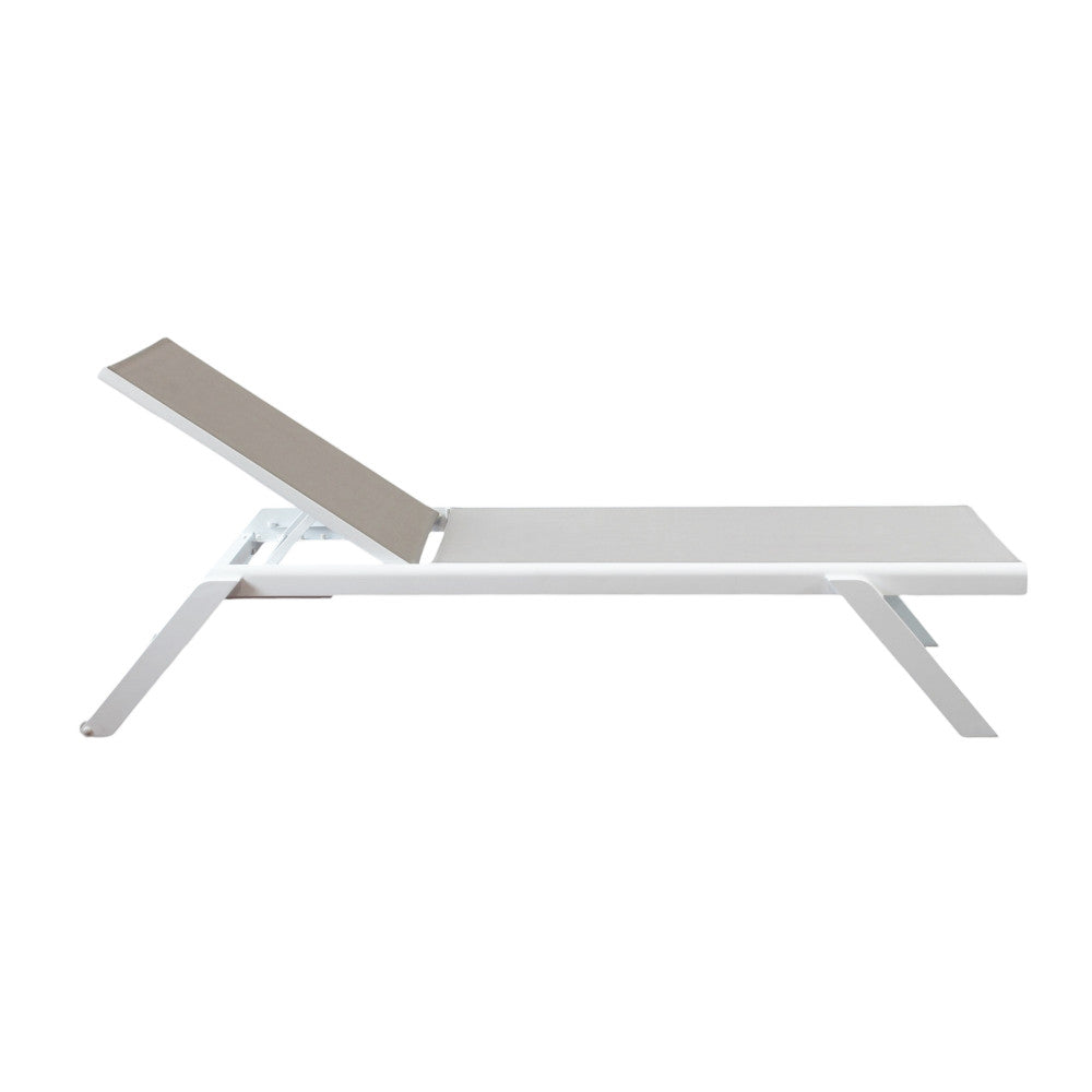 Lettino Nottingham in textilene grigio chiaro con schienale basso.