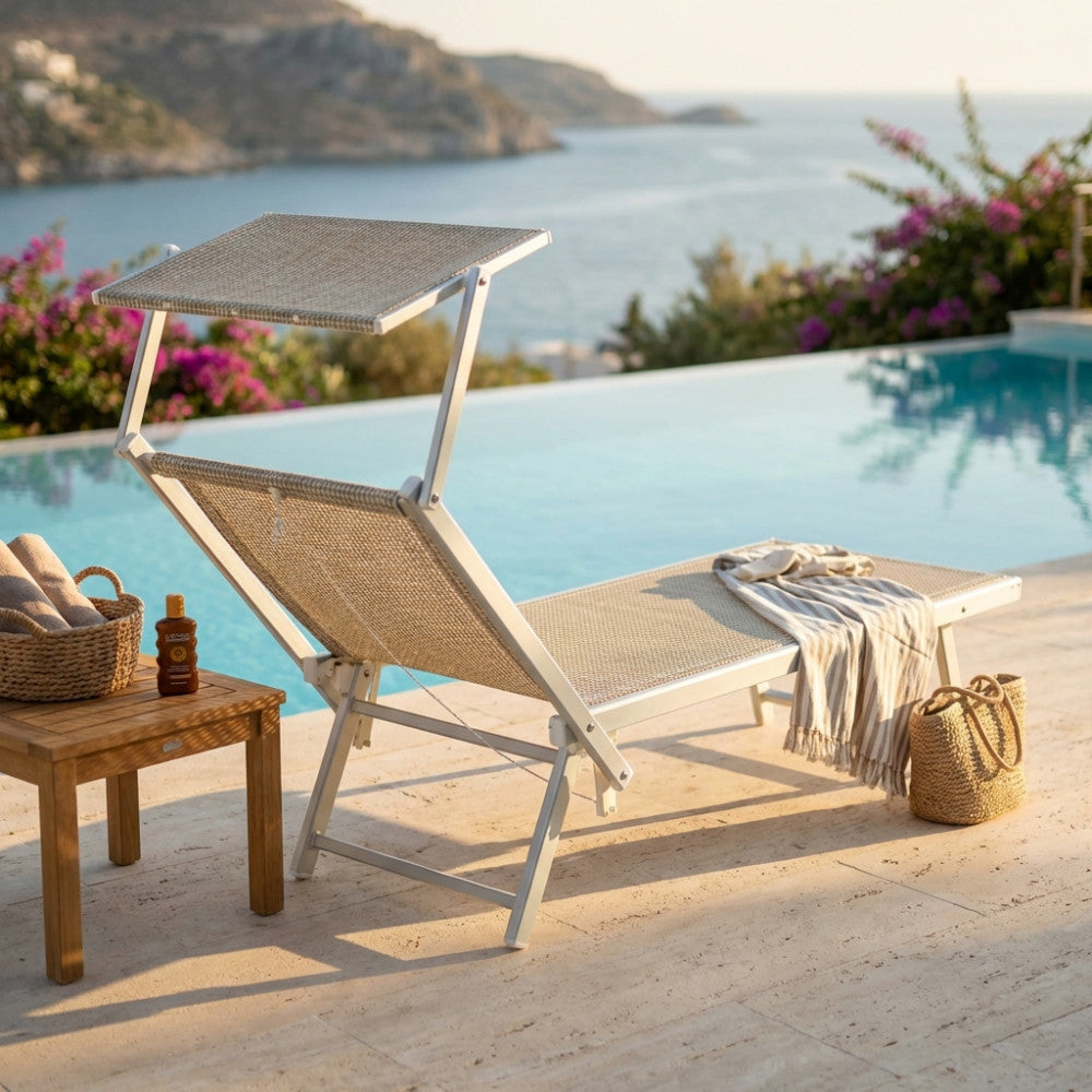 Lettino prendisole moderno Otranto con vista mare, asciugamani e borsa in paglia, design elegante per esterni.