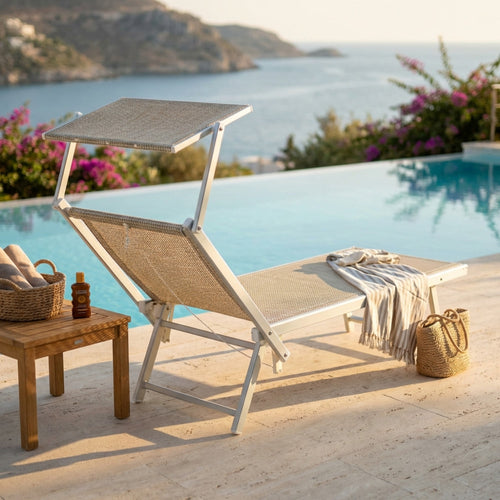 Lettino prendisole moderno Otranto con vista mare, asciugamani e borsa in paglia, design elegante per esterni.