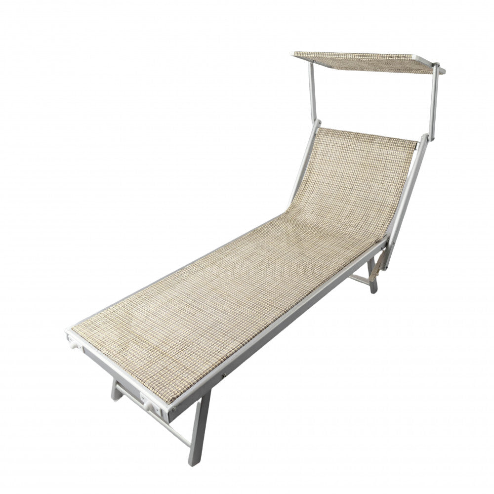 Vista posteriore angolata del lettino Otranto, struttura in alluminio robusto e seduta traspirante su sfondo bianco.