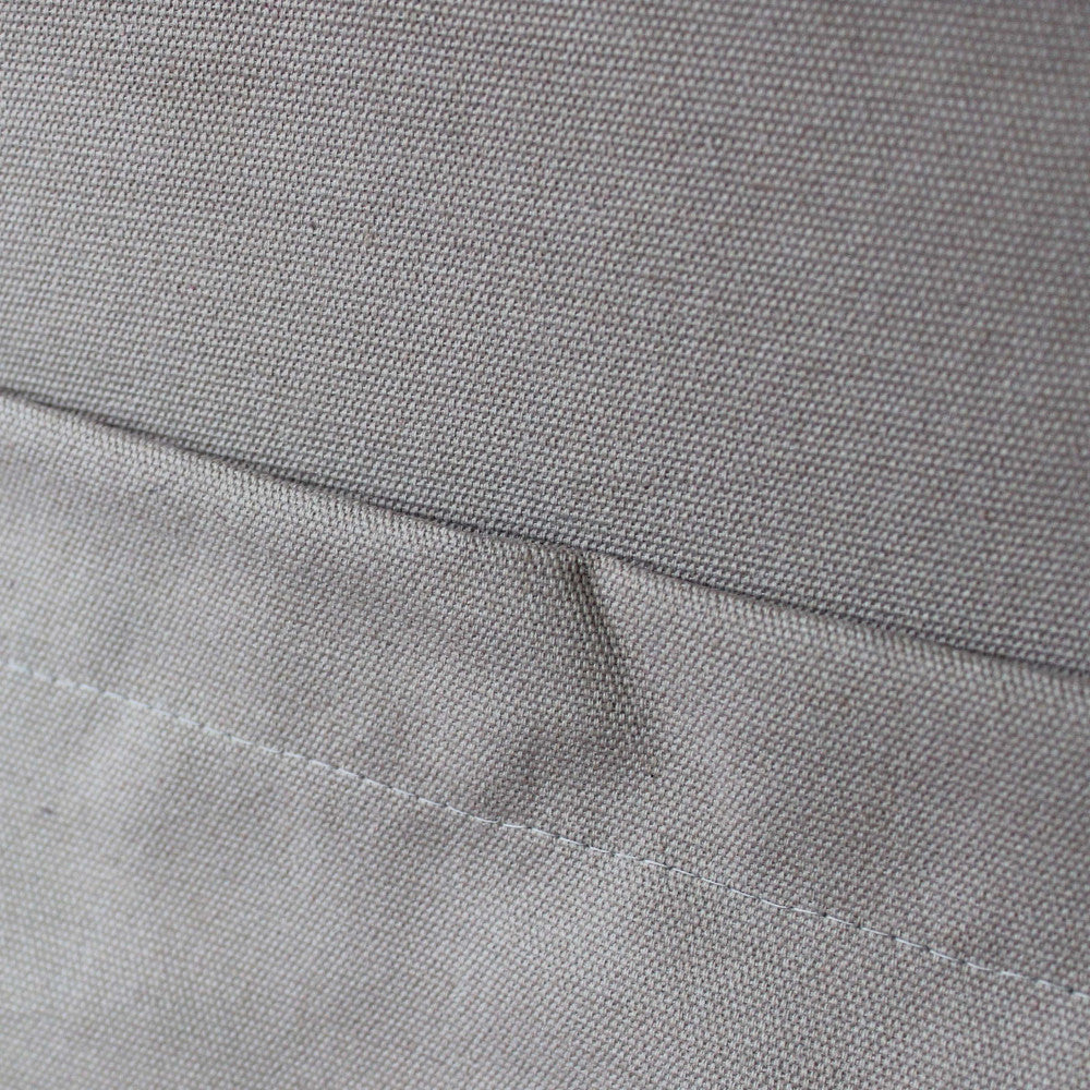 Primo piano della texture del legno del lettino Bacardi, evidenziando la qualità e la finitura.