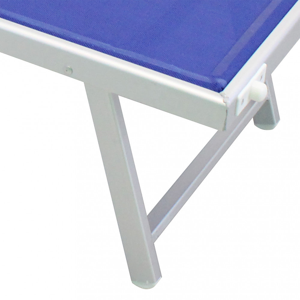 Lettino prendisole Bari di colore blu con struttura in alluminio e telo in textilene, posizionato su una spiaggia.