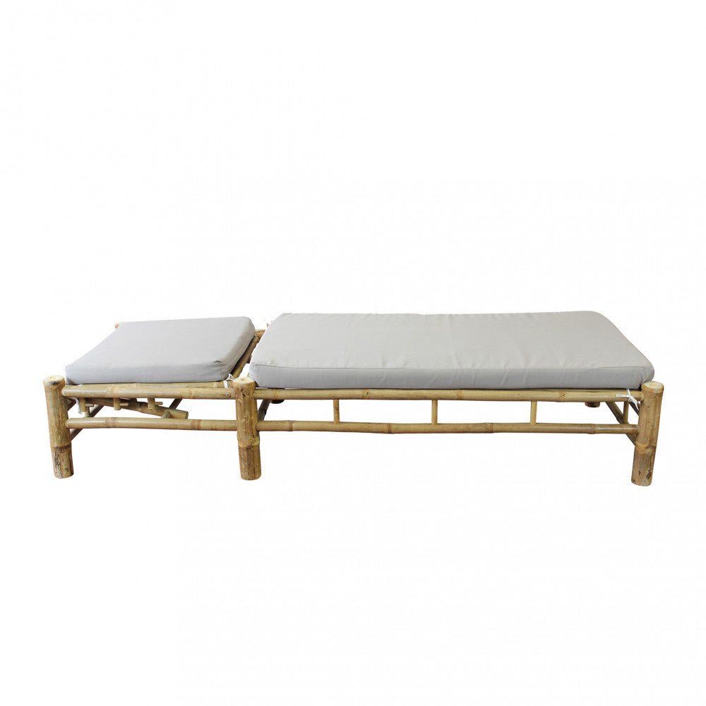 Lettino da esterno Blue Lagoon che mostra la struttura in legno e la seduta con cuscino, enfatizzando il comfort e il design.