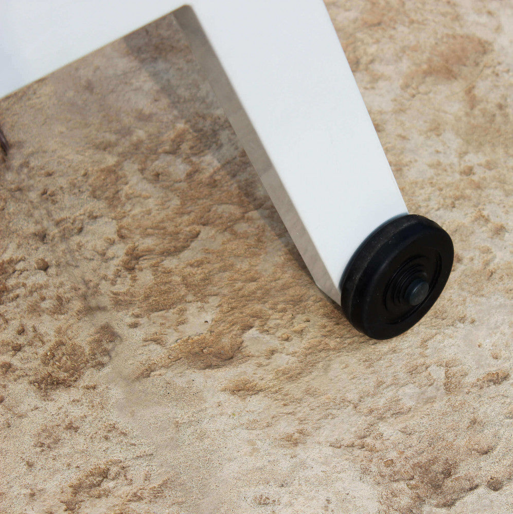 Lettino prendisole Formentera con struttura in alluminio verniciato bianco e rivestimento in textilene imbottito, posizionato in un ambiente esterno.