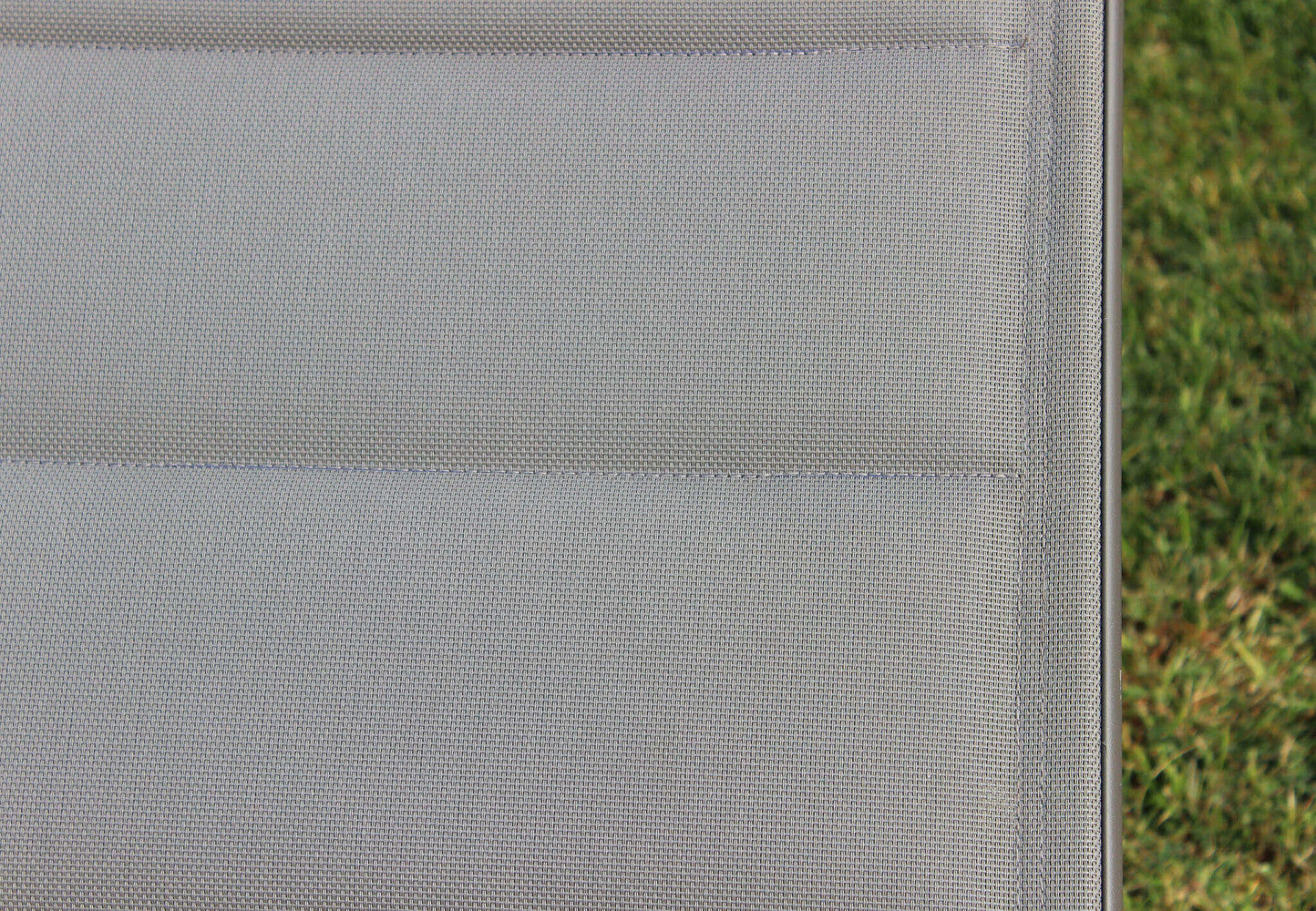 Lettino prendisole Formentera con struttura in alluminio verniciato e rivestimento in textilene imbottito color taupe, posizionato in un ambiente esterno.