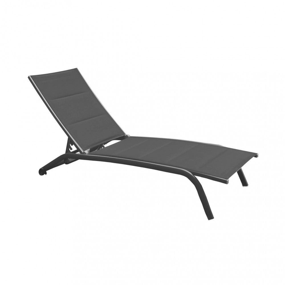 Lettino prendisole Itaca impilabile di colore antracite con struttura in alluminio, posizionato a bordo piscina.