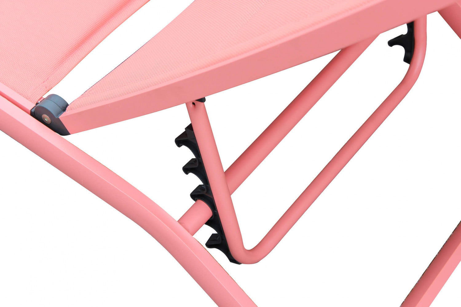 Lettino prendisole Itaca impilabile di colore rosso con struttura in alluminio, posizionato a bordo piscina.