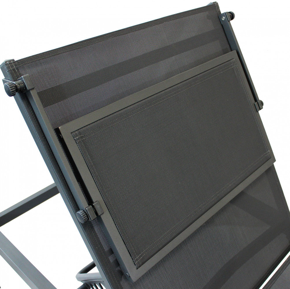 Lettino da giardino Madison visto da vicino, evidenziando il rivestimento in textilene antracite e la forma rettangolare