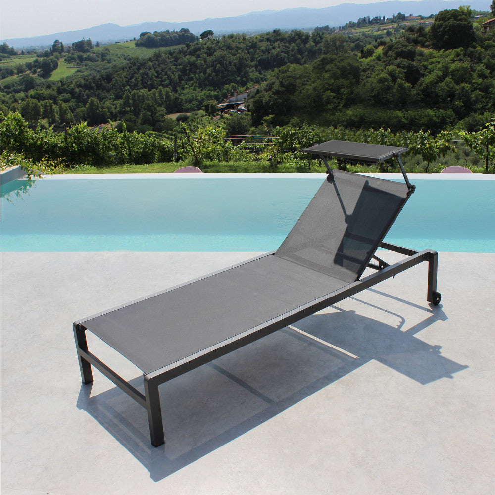 Lettino prendisole Madison di colore antracite con struttura in alluminio, posizionato a bordo piscina.