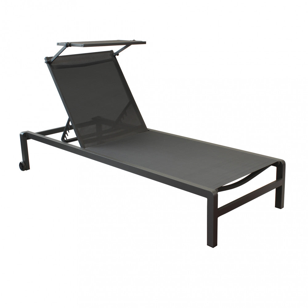 Lettino prendisole Madison di colore antracite con struttura in alluminio, posizionato a bordo piscina.
