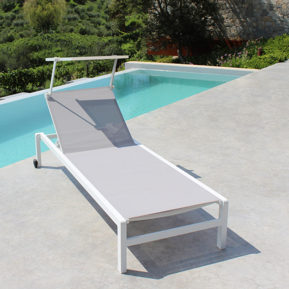 Lettino da giardino Madison visto da vicino, evidenziando il rivestimento in textilene bianco e la forma rettangolare.