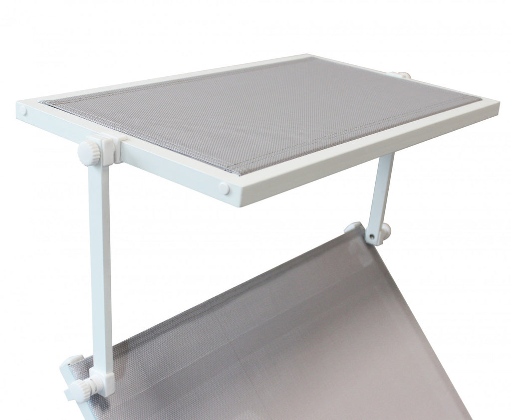 Lettino prendisole Madison di colore bianco con struttura in alluminio, posizionato a bordo piscina.