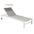 Lettino prendisole Madison di colore bianco con struttura in alluminio, posizionato a bordo piscina.