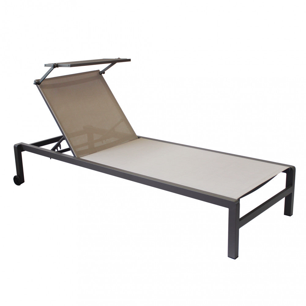 Lettino prendisole Madison di colore taupe con struttura in alluminio, posizionato a bordo piscina.