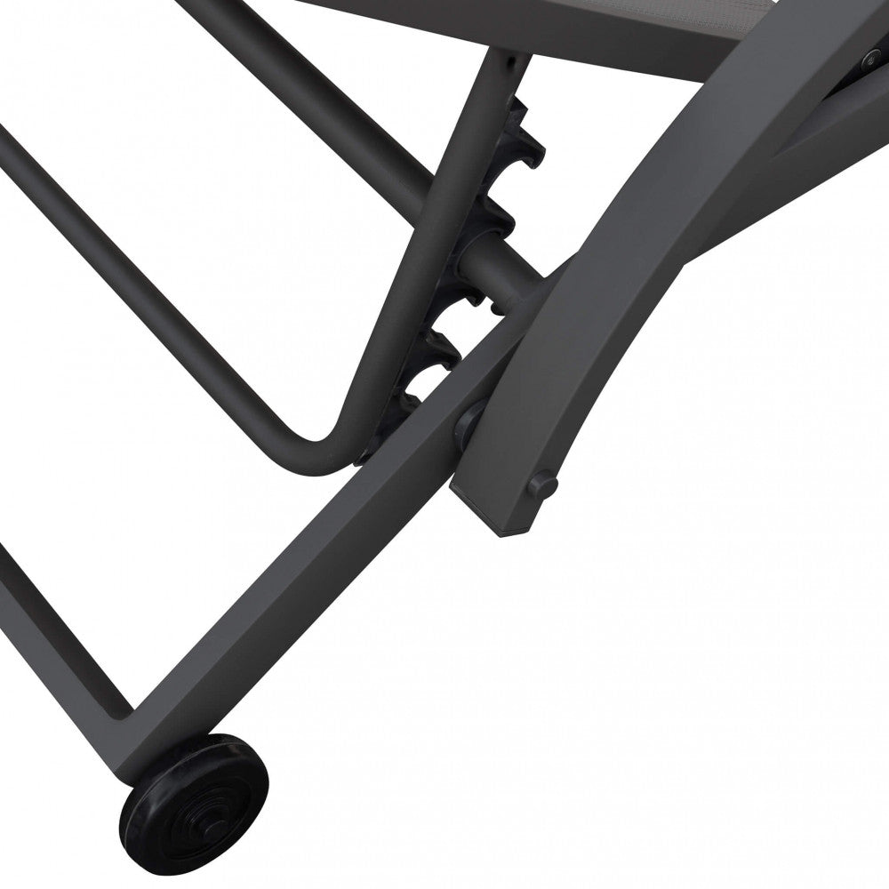 Lettino prendisole Malaga impilabile di colore antracite con struttura in alluminio, posizionato a bordo piscina