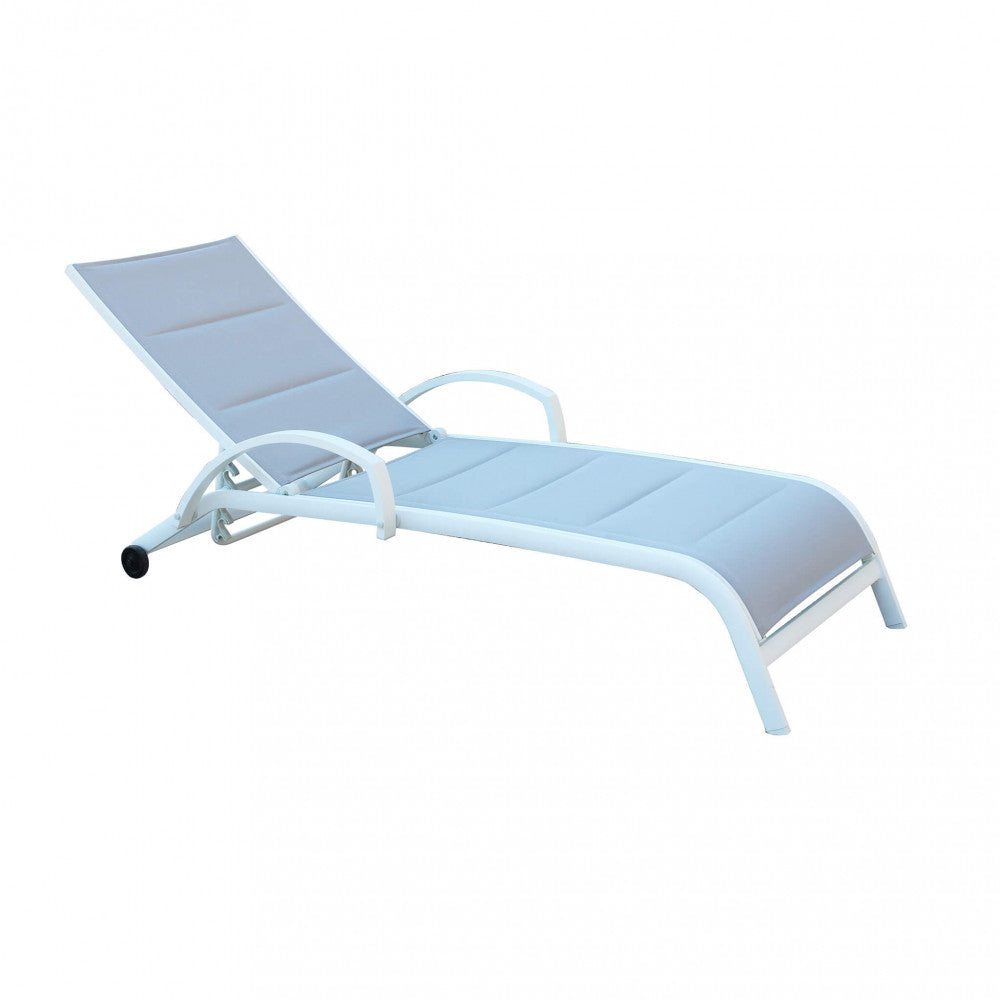 Lettino prendisole Malaga impilabile di colore bianco con struttura in alluminio, posizionato a bordo piscina.