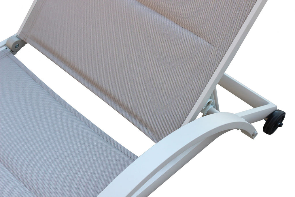 Lettino prendisole Malaga impilabile di colore tortora con struttura in alluminio, posizionato a bordo piscina.