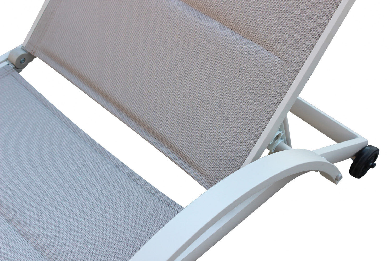 Lettino prendisole Malaga impilabile di colore tortora con struttura in alluminio, posizionato a bordo piscina.