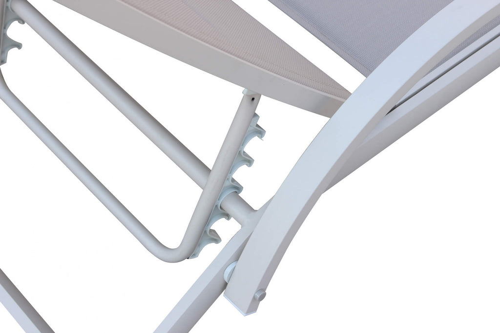 Lettino prendisole Malaga impilabile di colore tortora con struttura in alluminio, posizionato a bordo piscina.