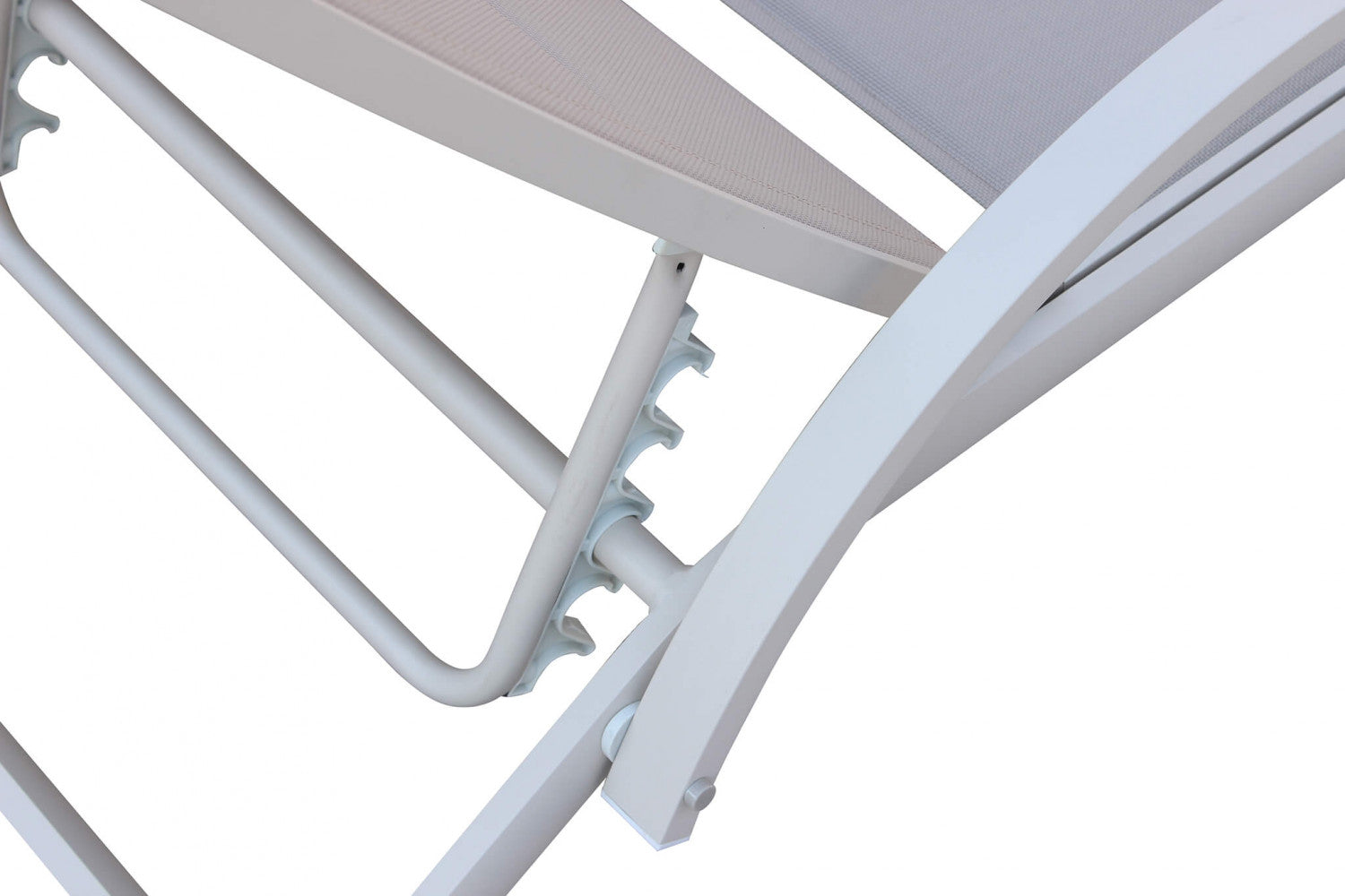 Lettino prendisole Malaga impilabile di colore tortora con struttura in alluminio, posizionato a bordo piscina.