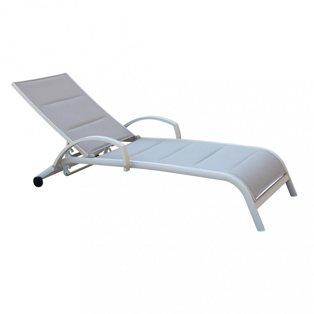 Lettino prendisole Malaga impilabile di colore tortora con struttura in alluminio, posizionato a bordo piscina.