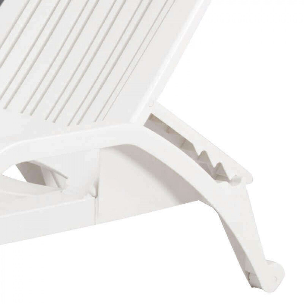 Lettino prendisole Zanzibar di colore bianco con ruote, realizzato in policarbonato, posizionato a bordo piscina.