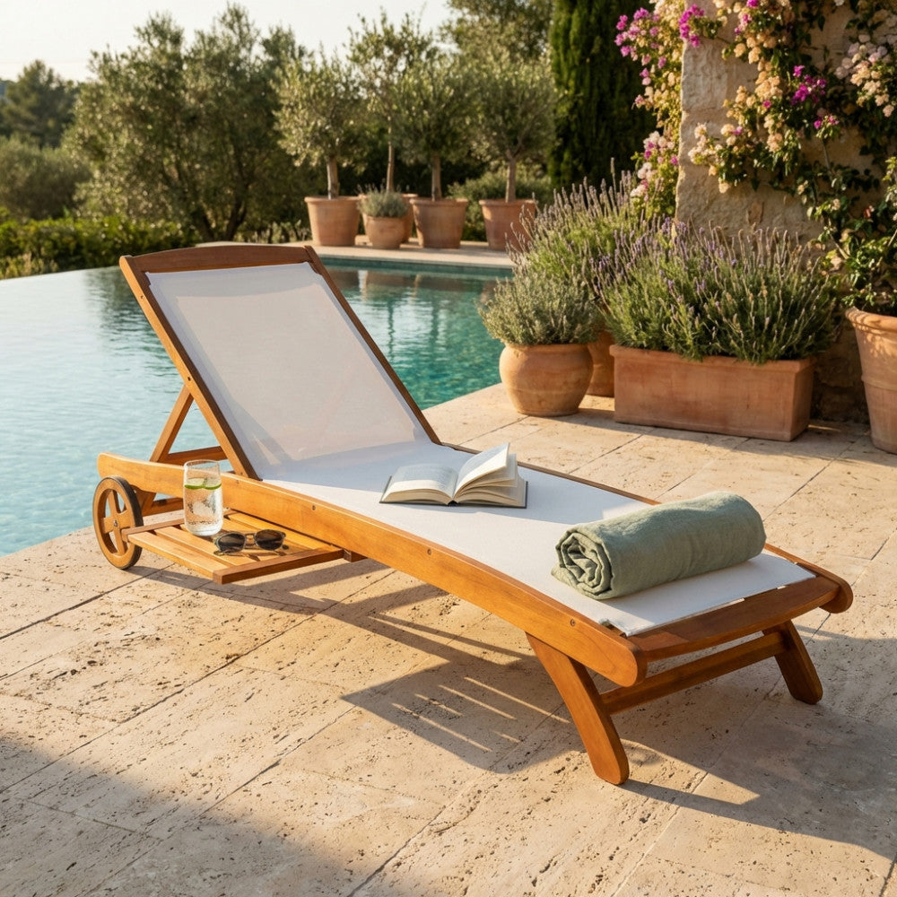 Lettino prendisole Cosma Texty in legno di acacia a bordo piscina