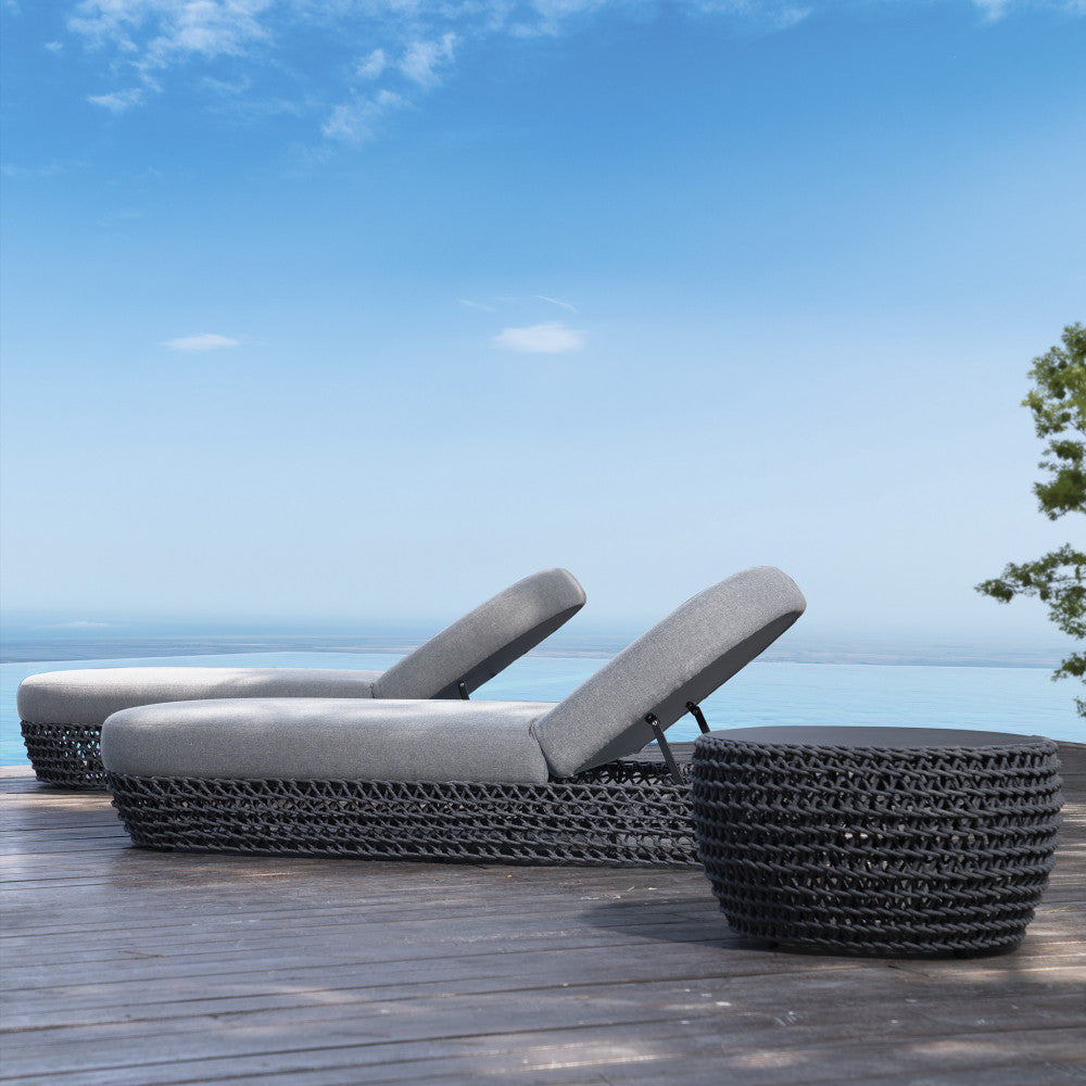 Lettino Da Esterno Lafayette con struttura in alluminio e rivestimento in corde grigie, completo di cuscini.