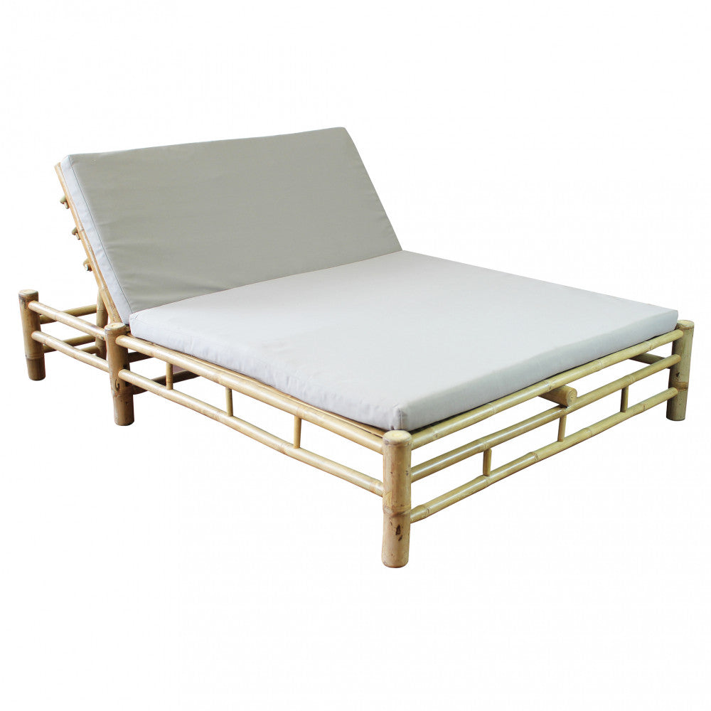 Struttura in bambù del daybed Affinity isolata su sfondo bianco con schienale sollevato.