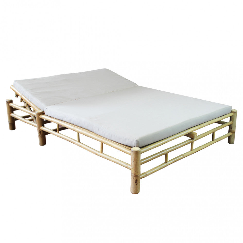 Daybed Affinity in bambù completamente reclinato in posizione piana su sfondo bianco.