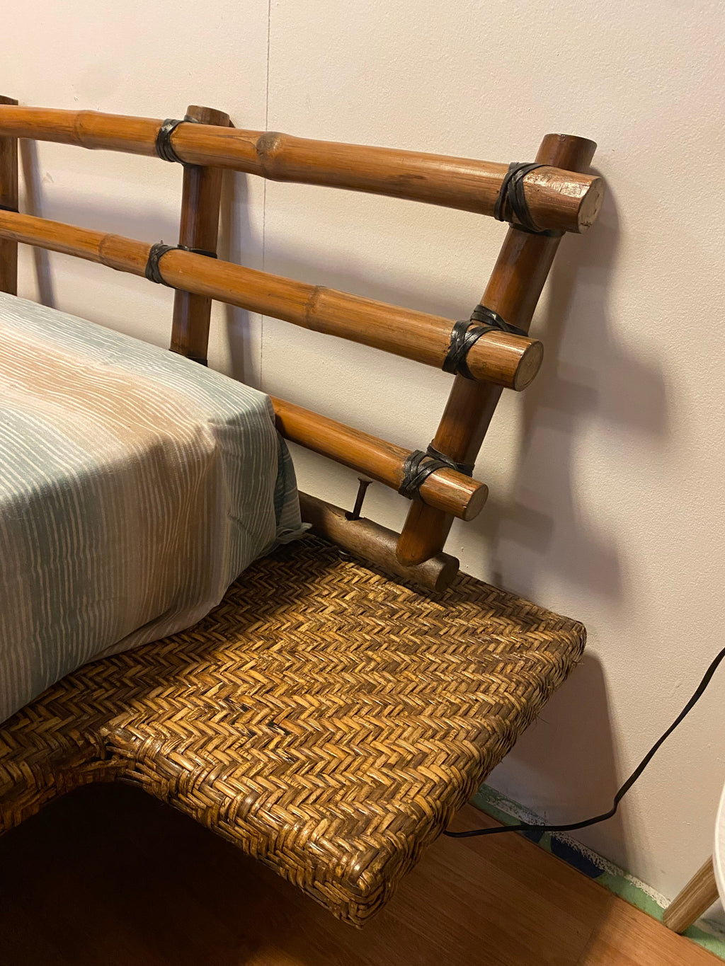 Letto singolo con rete e testata in bambù.