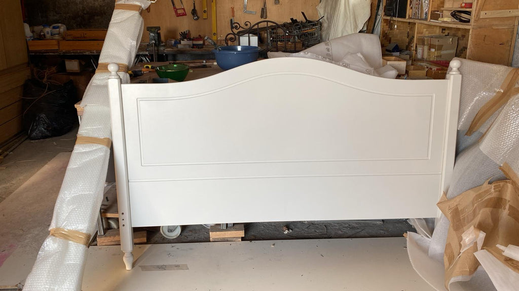 Letto matrimoniale bianco moderno.