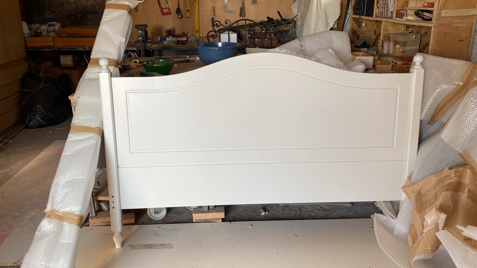 Letto matrimoniale bianco moderno.