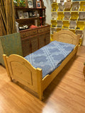 Letto singolo in legno di abete naturale.