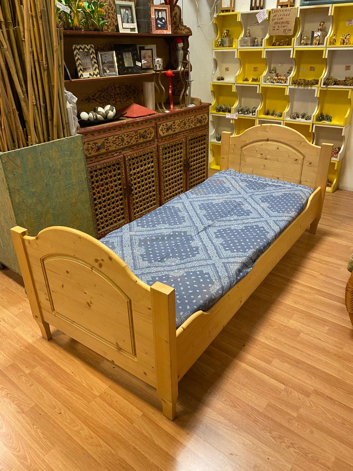 Letto singolo in legno di abete naturale.